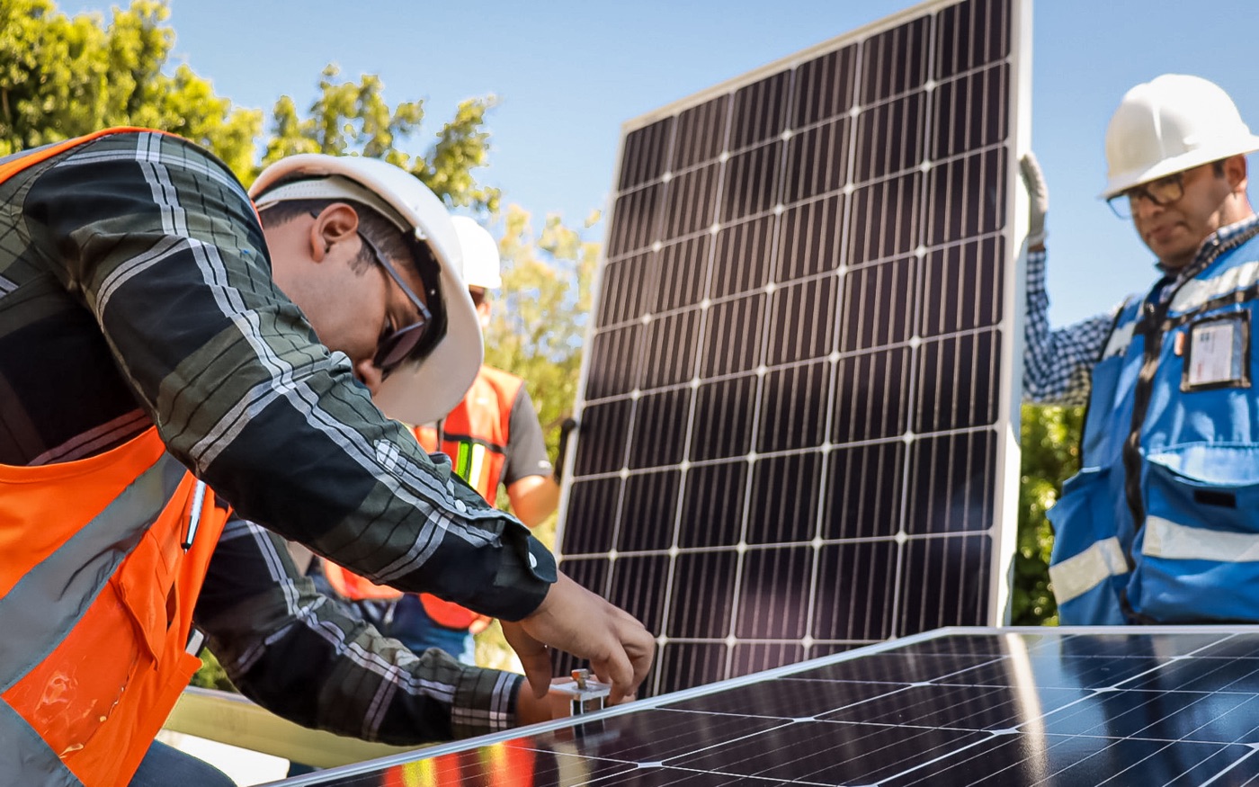 Instaladores trabajando con paneles solares